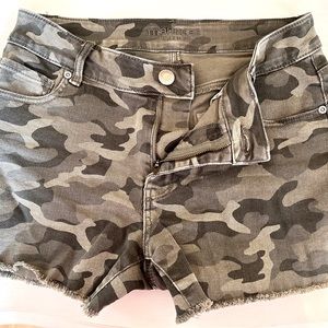 Maurice’s women’s size 8 camo denim shorts.